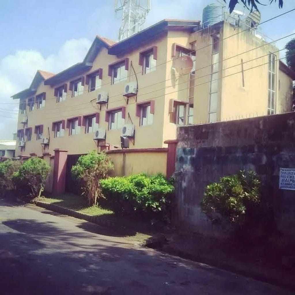 A 22 room En-suite Building